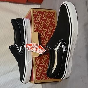 New, mens size 9, VANS CLASSIC SLIP-ON, black